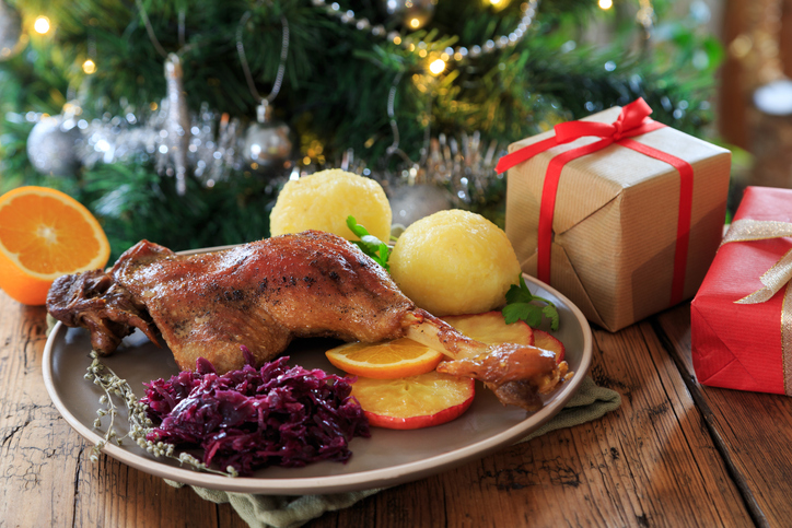 Restaurants für  Weihnachtsessen in Friedrichshafen & Umgebung. Gänsekeule mit Klößen und Blaukraut auf einem Teller.