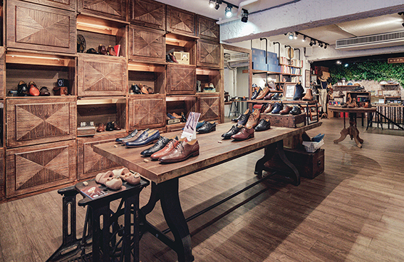 Ein Schuhladen mit vielen Herrenschuhen ist zu sehen.