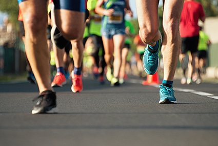 Menschen rennen zum Zieleinlauf